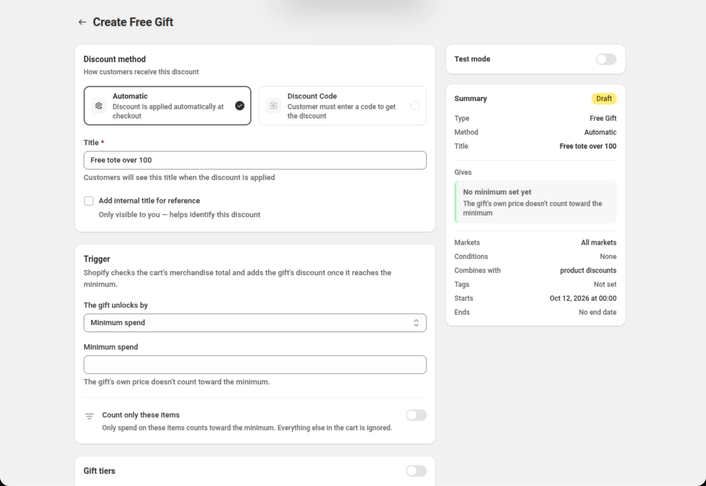 De pagina Create Free Gift met het veld Title met de tekst Free tote over 100, de kaart Trigger met The gift unlocks by op Minimum spend, het veld Minimum spend, de schakelaar Count only these items, en een kaart Summary waarvan de rijen No minimum set yet en Combines with product discounts tonen. Boven de Summary de kaart Test mode, uitgeschakeld
